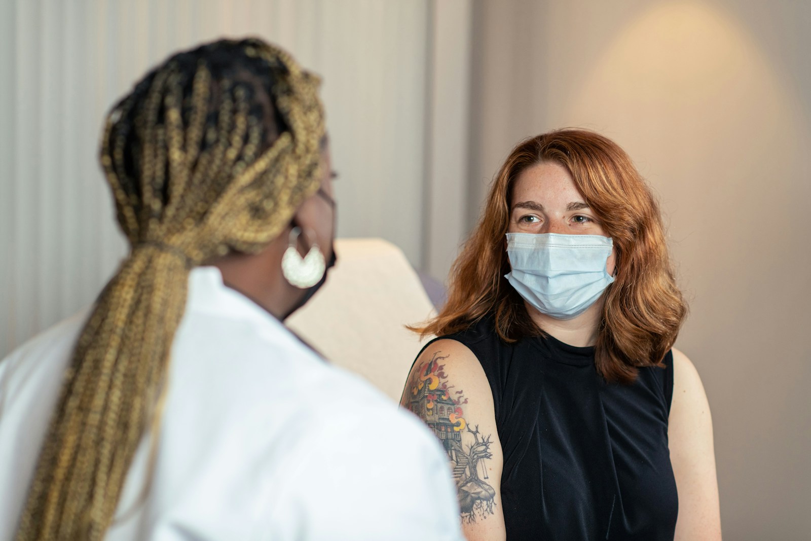 Dermatologist consulting a patient at Skinuno